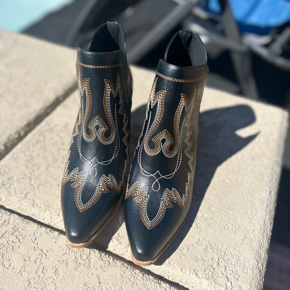 Short cowgirl boots